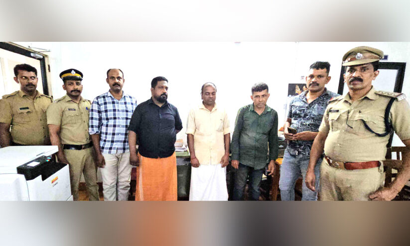 വ്യാ​ജ സ്വ​ർ​ണം പ​ണ​യം വെ​ച്ച് കോ​ടി രൂ​പ ത​ട്ടി; പ്ര​തി​ക​ൾ പി​ടി​യി​ൽ