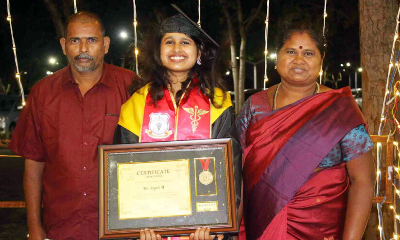 അ​വ​ർ ആ​ക്രി പെ​റു​ക്കി മ​ക​ളെ പ​ഠി​പ്പി​ച്ചു; ഇ​ന്ന​വ​ൾ ഡോ​ക്ട​റാ​യി