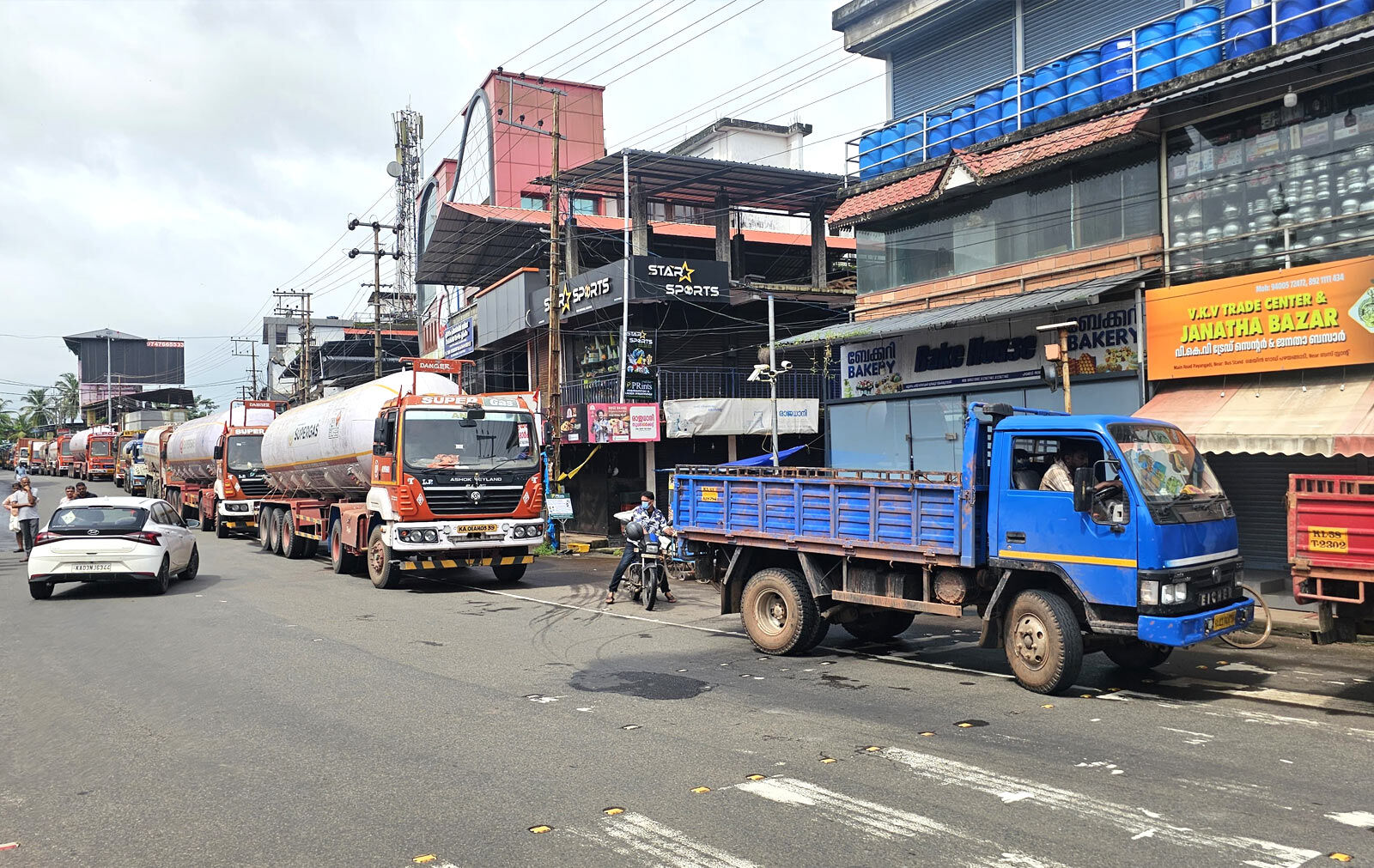 പണിമുടക്കനുകൂലികൾ പഴയങ്ങാടിയിൽ വാഹനങ്ങൾ തടഞ്ഞിട്ടു പണിമുടക്കനുകൂലികൾ പഴയങ്ങാടിയിൽ വാഹനങ്ങൾ തടഞ്ഞിട്ടു