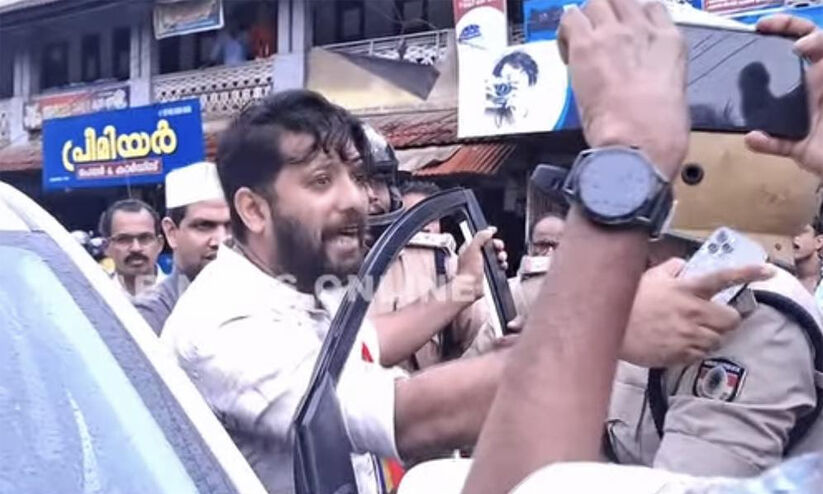 ‘തെറി വിളിച്ചാൽ പേടിച്ചോടുമെന്ന് കരുതിയോ? അതിന് വേറെ ആളെ നോക്കണം, നിങ്ങളെന്താ ചെയ്യുക?’ -കാർ തടഞ്ഞ് തെറിവിളിച്ച ഡി.വൈ.എഫ്.ഐക്കാരെ വെല്ലുവിളിച്ച് ഷാഫി പറമ്പിൽ എം.പി