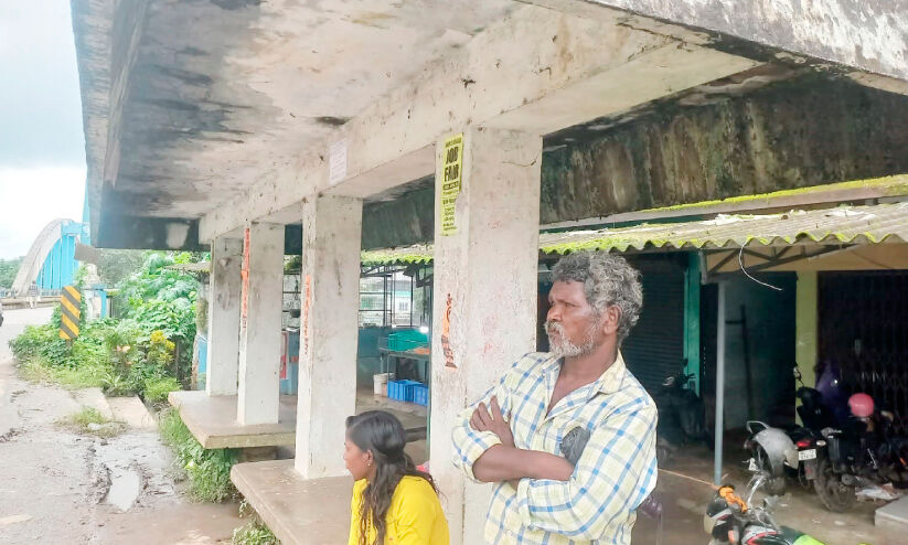 ജീർണിച്ച പനമരം ബസ് കാത്തിരിപ്പു കേന്ദ്രം പുതുക്കിപ്പണിയണമെന്ന് ആവശ്യം ശക്തം ജീർണിച്ച പനമരം ബസ് കാത്തിരിപ്പു കേന്ദ്രം പുതുക്കിപ്പണിയണമെന്ന് ആവശ്യം ശക്തം