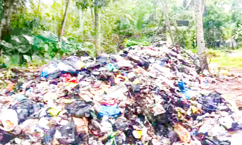 ജനവാസമേഖലയിൽ മാലിന്യനിക്ഷേപം