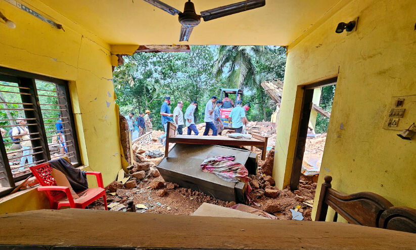 അ​ന്ന് പൊ​ടി​ക്കു​ണ്ട് ഇ​ന്ന് കീ​ഴ​റ​; നാ​ടി​നെ ഞെ​ട്ടി​ച്ച് പൊ​ട്ടി​ത്തെ​റി​ക​ൾ