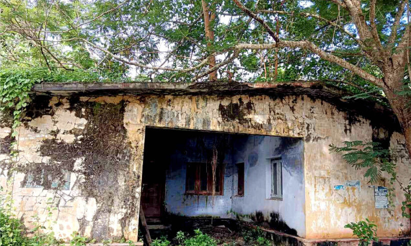 അപകടഭീഷണി ഉയർത്തി അഴൂർ പ്രാഥമികാരോഗ്യ കേന്ദ്രത്തിലെ കെട്ടിടങ്ങൾ