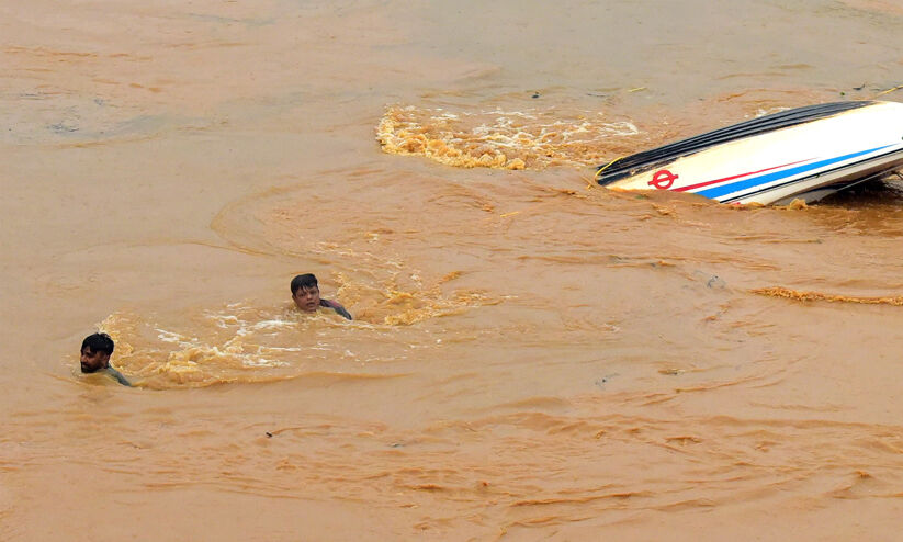 ചാലിയാറിൽ ബോട്ട് മറിഞ്ഞ് ഒഴുക്കിൽപെട്ടവരെ രക്ഷപ്പെടുത്തി ചാലിയാറിൽ ബോട്ട് മറിഞ്ഞ് ഒഴുക്കിൽപെട്ടവരെ രക്ഷപ്പെടുത്തി