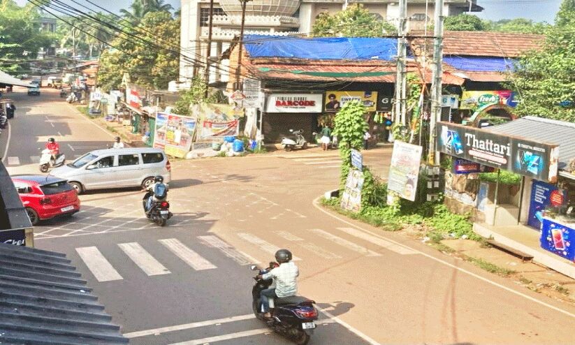 റോഡ് വികസനം: കടകൾ പൊളിച്ചുനീക്കും,അഞ്ചരക്കണ്ടിയിൽ കടയടച്ച് പ്രതിഷേധം റോഡ് വികസനം: കടകൾ പൊളിച്ചുനീക്കും,അഞ്ചരക്കണ്ടിയിൽ കടയടച്ച് പ്രതിഷേധം