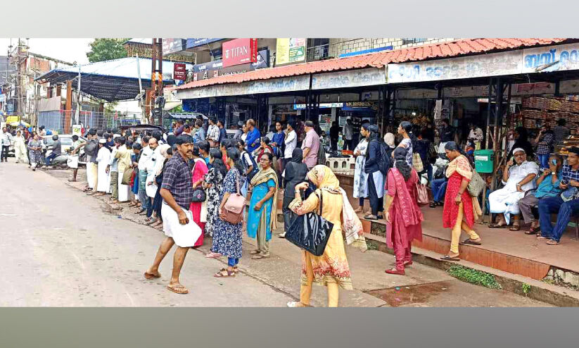 കണ്ണൂർ-പയ്യന്നൂർ റൂട്ടിൽ മിന്നൽ പണിമുടക്ക്; വലഞ്ഞ് യാത്രക്കാർ കണ്ണൂർ-പയ്യന്നൂർ റൂട്ടിൽ മിന്നൽ പണിമുടക്ക്; വലഞ്ഞ് യാത്രക്കാർ