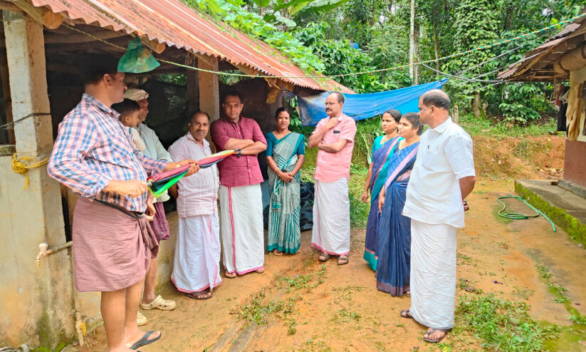 ചീരാലിലും നമ്പ്യാർകുന്നിലും പുലി സാന്നിധ്യം; ഉറക്കം നഷ്ടപ്പെട്ട് നാട്ടുകാർ ചീരാലിലും നമ്പ്യാർകുന്നിലും പുലി സാന്നിധ്യം; ഉറക്കം നഷ്ടപ്പെട്ട് നാട്ടുകാർ