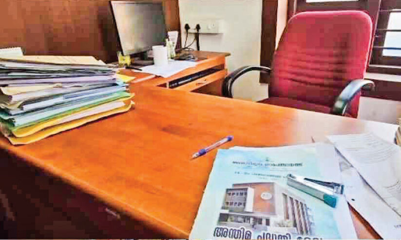 എ.ഇക്കും മാറ്റം; അങ്ങാടിപ്പുറം പഞ്ചായത്ത് എൻജിനീയറിങ് വിഭാഗം വീണ്ടും പൂട്ടേണ്ട സ്ഥിതി എ.ഇക്കും മാറ്റം; അങ്ങാടിപ്പുറം പഞ്ചായത്ത് എൻജിനീയറിങ് വിഭാഗം വീണ്ടും പൂട്ടേണ്ട സ്ഥിതി