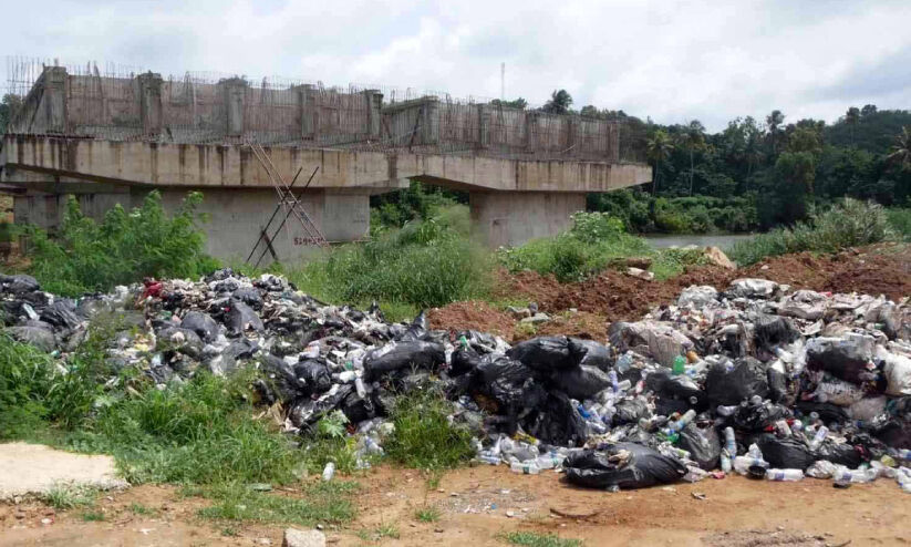ദേശീയപാത നിർമാണമേഖലയിൽ വൻ മാലിന്യനിക്ഷേപം