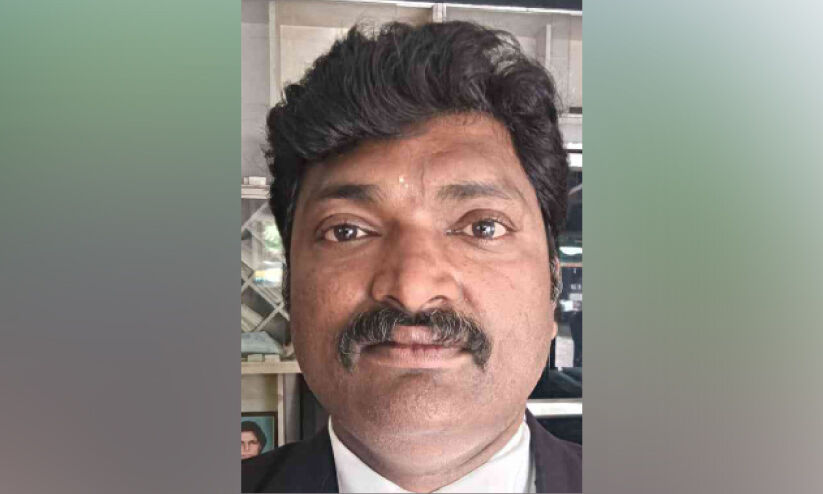 പിതാവും മകനും ചേർന്ന് കോടതിയിൽ അഭിഭാഷകനെ മർദ്ദിച്ചു പിതാവും മകനും ചേർന്ന് കോടതിയിൽ അഭിഭാഷകനെ മർദ്ദിച്ചു