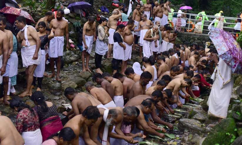 ക​ർ​ക്ക​ട​ക​വാ​വ്: തി​രു​നെ​ല്ലി​യി​ൽ ബ​ലി​ത​ർ​പ്പ​ണം ന​ട​ത്തി ആ​യി​ര​ങ്ങ​ൾ