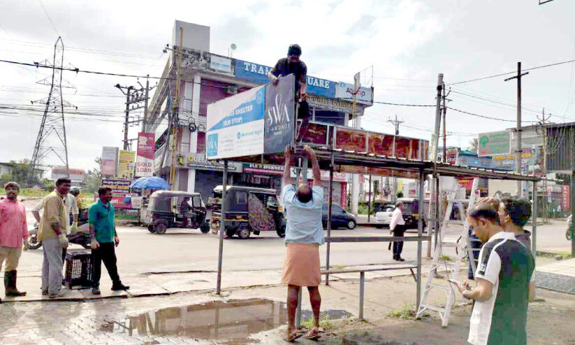 ഗതാഗതക്കുരുക്ക് രൂക്ഷം; തടസ്സമായ ബസ് സ്റ്റോപ്പ് പൊളിച്ചുമാറ്റി ഗതാഗതക്കുരുക്ക് രൂക്ഷം; തടസ്സമായ ബസ് സ്റ്റോപ്പ് പൊളിച്ചുമാറ്റി