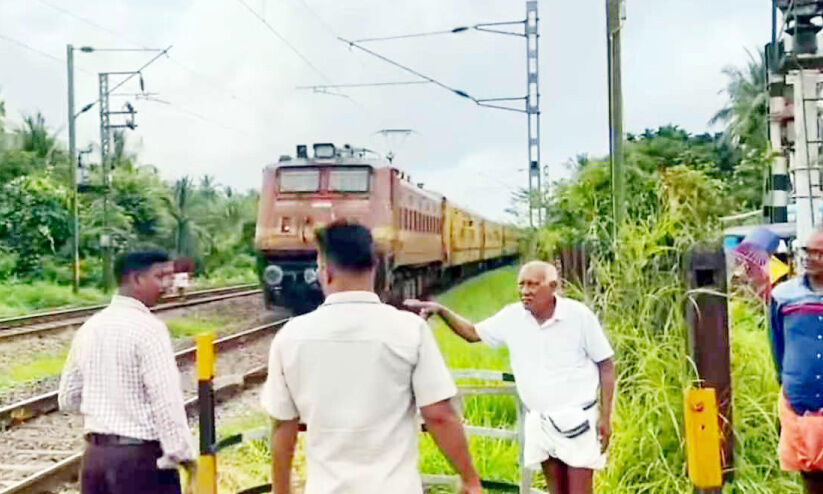 ഗുഡ്സ് ഓട്ടോ ഇടിച്ച് കൊടുമുണ്ട റെയിൽവേ ഗേറ്റ് തകർന്നു ഗുഡ്സ് ഓട്ടോ ഇടിച്ച് കൊടുമുണ്ട റെയിൽവേ ഗേറ്റ് തകർന്നു