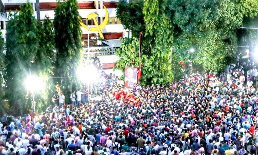 വി.എസ്; വൈകാരികതയിൽ മുങ്ങി ആശുപത്രിയും പരിസരവും