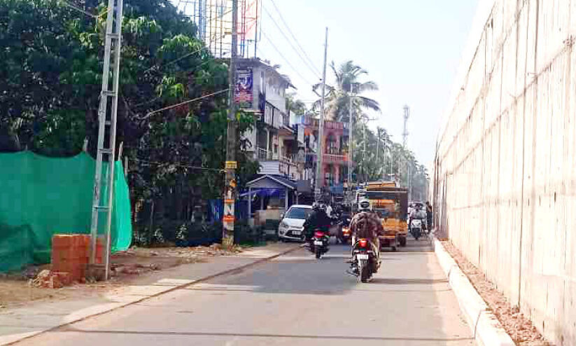 മുഴപ്പിലങ്ങാട് ബീച്ചിലെത്താൻ ദുരിതയാത്ര മുഴപ്പിലങ്ങാട് ബീച്ചിലെത്താൻ ദുരിതയാത്ര