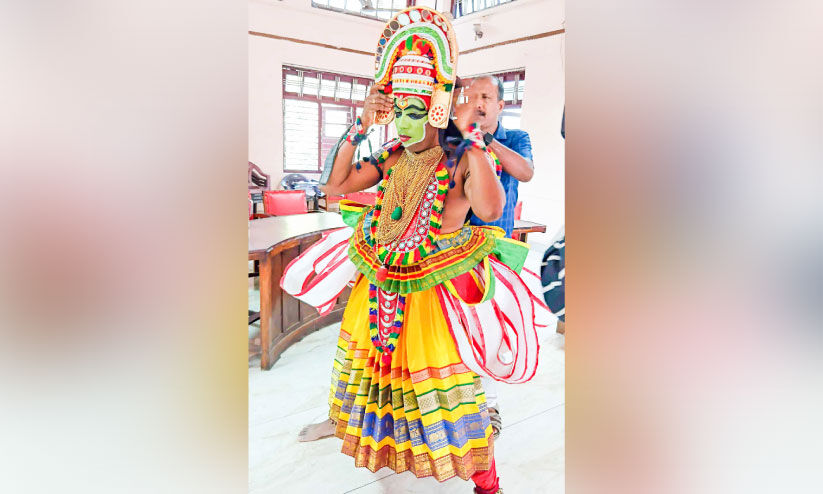 ലഹരിക്കെതിരെ ഓട്ടൻതുള്ളലുമായി എക്സൈസ് ഉദ്യോഗസ്ഥൻ