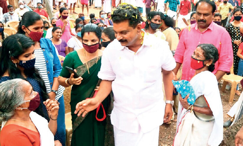 നിലമ്പൂർ: അ​ങ്ക​പ്പോ​രി​ൽ മു​മ്പ​നാ​വാ​ൻ പ​തി​നെ​ട്ട​ട​വും ത​ട​വും