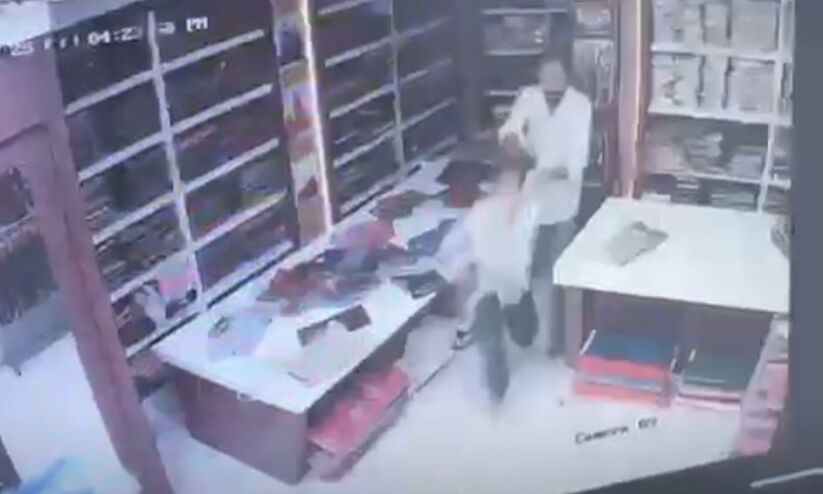 വസ്ത്രാലയത്തിൽ ബാലനെ ആ​ക്രമിച്ച ജീവനക്കാരൻ അറസ്റ്റിൽ