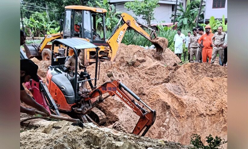 അഴിയൂരിൽ കിണർ കുഴിക്കുന്നതിനിടെ മണ്ണിടിച്ചിൽ; ഒരു മരണം അഴിയൂരിൽ കിണർ കുഴിക്കുന്നതിനിടെ മണ്ണിടിച്ചിൽ; ഒരു മരണം