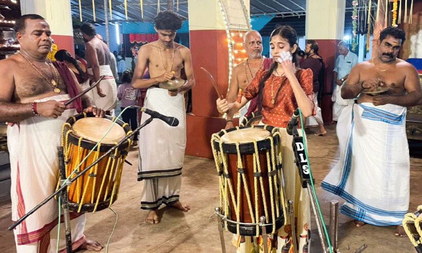 തായമ്പകയിൽ കൊട്ടിക്കയറി എട്ടാം ക്ലാസുകാരി തായമ്പകയിൽ കൊട്ടിക്കയറി എട്ടാം ക്ലാസുകാരി