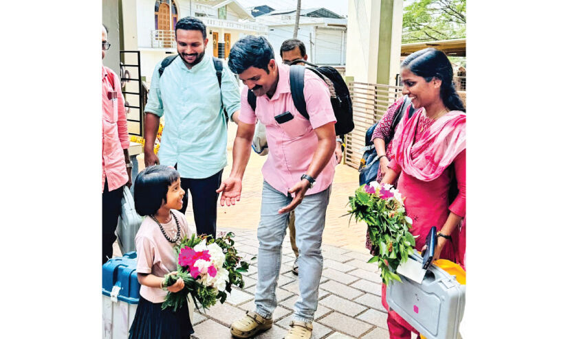 പോളിങ് ഉദ്യോഗസ്ഥരെ വരവേറ്റ് കുട്ടിക്കൂട്ടം പോളിങ് ഉദ്യോഗസ്ഥരെ വരവേറ്റ് കുട്ടിക്കൂട്ടം