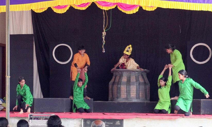 ഒന്നേ ഉണ്ടായിരുന്നുള്ളൂ; എന്നിട്ടും മനസ്സ് നിറച്ച് നാടകം ഒന്നേ ഉണ്ടായിരുന്നുള്ളൂ; എന്നിട്ടും മനസ്സ് നിറച്ച് നാടകം