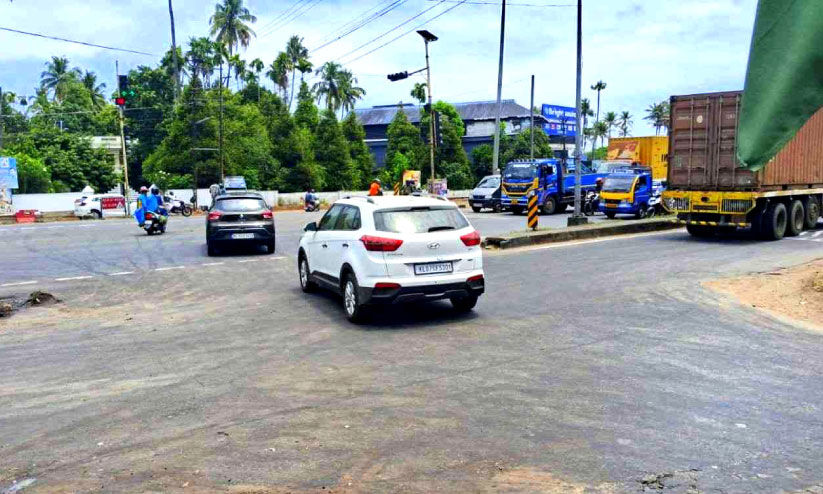 മരണക്കവലയായി പോട്ട സിഗ്നൽ; ആശ്രമം കവലയിൽ നടന്നത് നിരവധി അപകടങ്ങളും മരണങ്ങളും മരണക്കവലയായി പോട്ട സിഗ്നൽ; ആശ്രമം കവലയിൽ നടന്നത് നിരവധി അപകടങ്ങളും മരണങ്ങളും