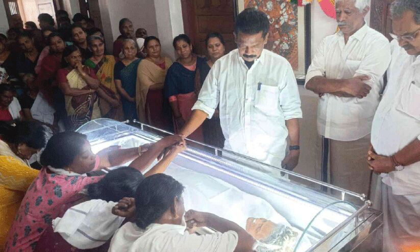 അമ്മത്തണൽ മാഞ്ഞു; രാധാകൃഷ്ണനെ കാത്തിരിക്കാൻ ഇനി ചിന്നയില്ല അമ്മത്തണൽ മാഞ്ഞു; രാധാകൃഷ്ണനെ കാത്തിരിക്കാൻ ഇനി ചിന്നയില്ല