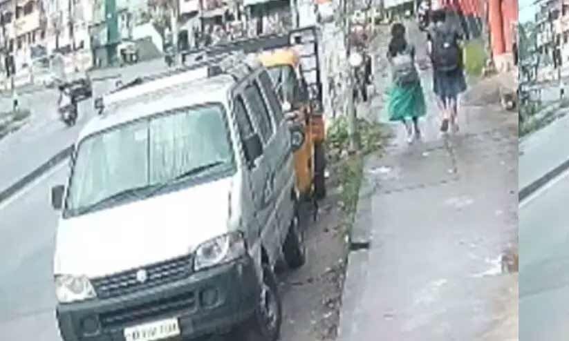 ഫുട്പാത്തിലൂടെ നടന്നുപോയ വിദ്യാർഥിനികളെ അമിത വേഗതയിൽ എത്തിയ ബൈക്ക് ഇടിച്ചുതെറിപ്പിച്ചു ഫുട്പാത്തിലൂടെ നടന്നുപോയ വിദ്യാർഥിനികളെ അമിത വേഗതയിൽ എത്തിയ ബൈക്ക് ഇടിച്ചുതെറിപ്പിച്ചു