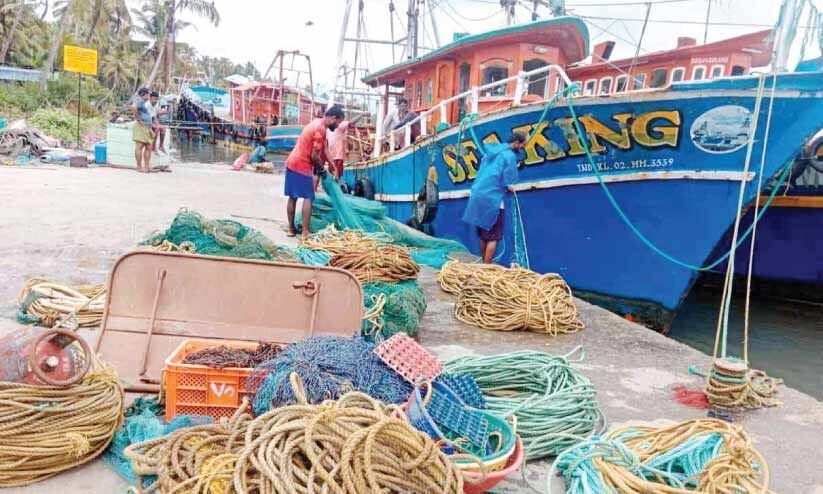 ട്രോ​ളി​ങ് നി​രോ​ധ​നം: തീ​ര​ദേ​ശ​ത്ത് ഇ​നി വ​റു​തി​യു​ടെ നാ​ളു​ക​ൾ