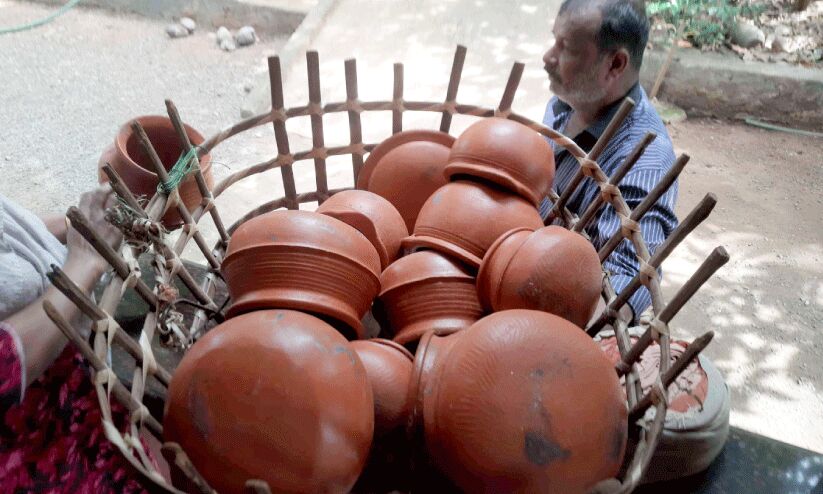 പ​ര​മ്പ​രാ​ഗ​ത ക​ളി​മ​ൺ പാ​ത്ര നി​ർ​മാ​ണ മേ​ഖ​ല ഉ​ട​ഞ്ഞ് ത​ക​രു​ന്നു