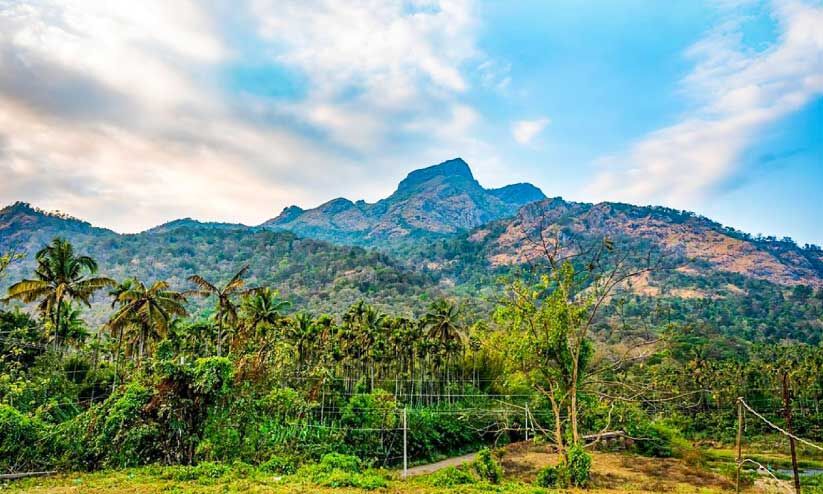 പുഴ കടന്ന് മല കയറി മല്ലീശരനടുത്തേക്ക് പുഴ കടന്ന് മല കയറി മല്ലീശരനടുത്തേക്ക്