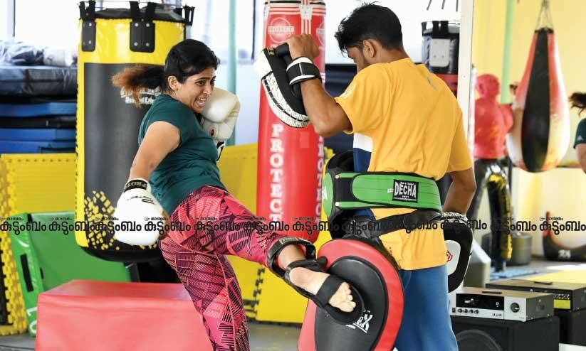 ഇനി ഇടികൂടിയും ഫിറ്റാകാം. അറിയാം കിക്ക്​ ബോക്സിങ്ങിന്‍റെ ഗുണങ്ങൾ...