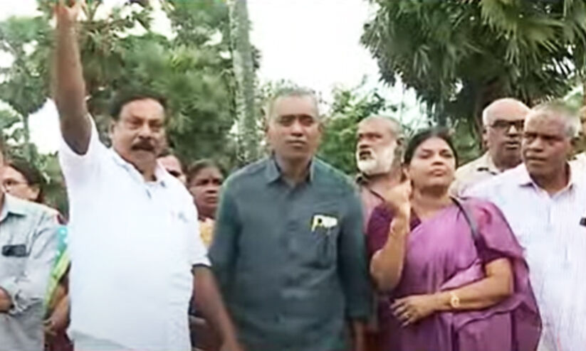 എലപ്പുള്ളി ബ്രൂവറി പദ്ധതി പ്രദേശം വൃത്തിയാക്കാൻ നീക്കം; പ്രതിഷേധിച്ച് നാട്ടുകാർ, കമ്പനി പ്രതിനിധിയെ തടഞ്ഞു എലപ്പുള്ളി ബ്രൂവറി പദ്ധതി പ്രദേശം വൃത്തിയാക്കാൻ നീക്കം; പ്രതിഷേധിച്ച് നാട്ടുകാർ, കമ്പനി പ്രതിനിധിയെ തടഞ്ഞു