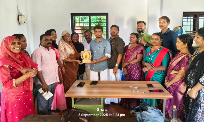 ‘തുല്യത’ വഴി ബിരുദാനന്തര ബിരുദത്തിലെത്തിയ 68കാരിക്ക് നാടിന്റെ ആദരം ‘തുല്യത’ വഴി ബിരുദാനന്തര ബിരുദത്തിലെത്തിയ 68കാരിക്ക് നാടിന്റെ ആദരം