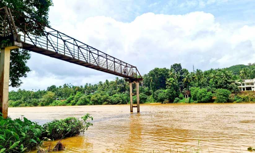 മൂ​ർ​ക്ക​നാ​ട് സ്കൂ​ൾ ക​ട​വ് ന​ട​പ്പാ​ലം ഒ​ലി​ച്ച് പോ​യി​ട്ട് ആ​റു​വ​ർ​ഷം