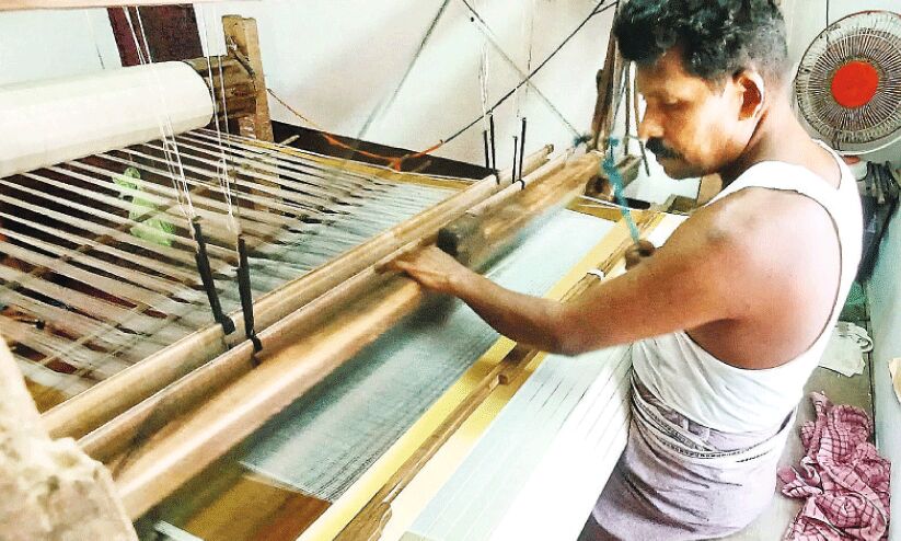 പട്ടിന്റെ പകിട്ടില്ല, കുത്താമ്പുള്ളിയിലെ നെയ്ത്തുകാരുടെ ജീവിതത്തിന് പട്ടിന്റെ പകിട്ടില്ല, കുത്താമ്പുള്ളിയിലെ നെയ്ത്തുകാരുടെ ജീവിതത്തിന്