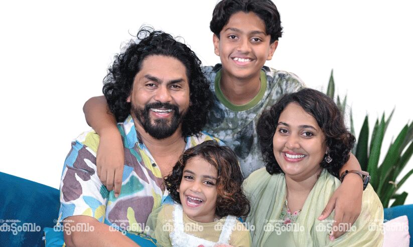 ‘എന്റെ കുടുംബത്തെക്കുറിച്ചുതന്നെയാണ് മുന്നിലിരിക്കുന്നവരോടും പറയാറുള്ളത്. ആ സംഭവത്തിനു ശേഷം ഒരാളെ പോലും ബോഡി ഷേമിങ് നടത്തിയിട്ടില്ല’ -വിശേഷങ്ങളുമായി അഭിഷാദ് ഗുരുവായൂർ ‘എന്റെ കുടുംബത്തെക്കുറിച്ചുതന്നെയാണ് മുന്നിലിരിക്കുന്നവരോടും പറയാറുള്ളത്. ആ സംഭവത്തിനു ശേഷം ഒരാളെ പോലും ബോഡി ഷേമിങ് നടത്തിയിട്ടില്ല’ -വിശേഷങ്ങളുമായി അഭിഷാദ് ഗുരുവായൂർ