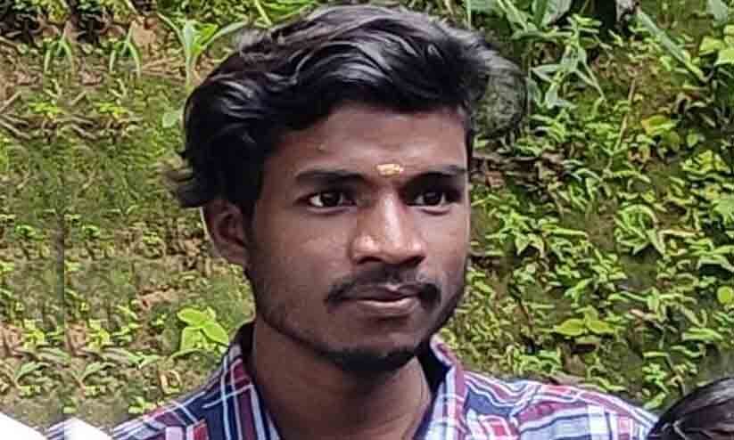 കാട്ടാനയെ പേടിച്ച് മരത്തിൽ കയറിയ യുവാവ് വീണു മരിച്ചു കാട്ടാനയെ പേടിച്ച് മരത്തിൽ കയറിയ യുവാവ് വീണു മരിച്ചു