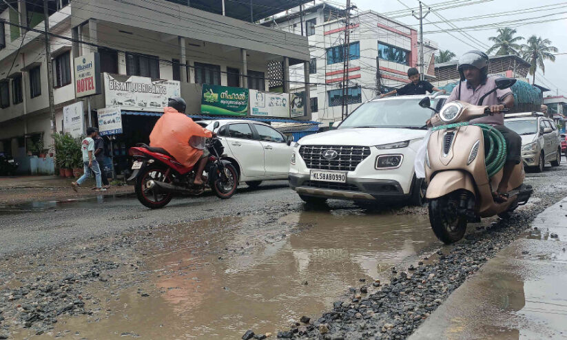 അങ്ങാടിപ്പുറത്ത് കുരുക്കിന് പുറമേ ദേശീയപാതയിലെ കുഴികളും