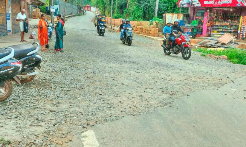 നിർമാണം ഇഴഞ്ഞുനീങ്ങി ഉരുവച്ചാൽ-മണക്കായി റോഡ് നിർമാണം ഇഴഞ്ഞുനീങ്ങി ഉരുവച്ചാൽ-മണക്കായി റോഡ്
