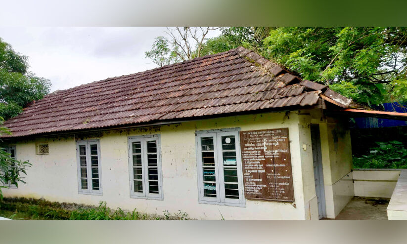 പെ​രു​വ​ഴി​യ​മ്പ​ല​ത്തെ ഹെ​ൽ​ത്ത് സെൻറ​ർ പെ​രു​വ​ഴി​യി​ൽ