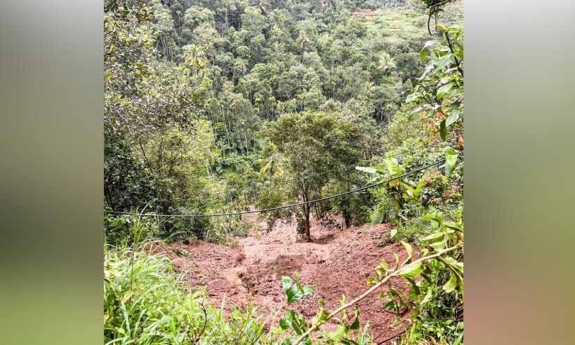 മഴ തുടരുന്നു; എഴുകും വയലിൽ ‘ഉരുൾപൊട്ടി’ മഴ തുടരുന്നു; എഴുകും വയലിൽ ‘ഉരുൾപൊട്ടി’