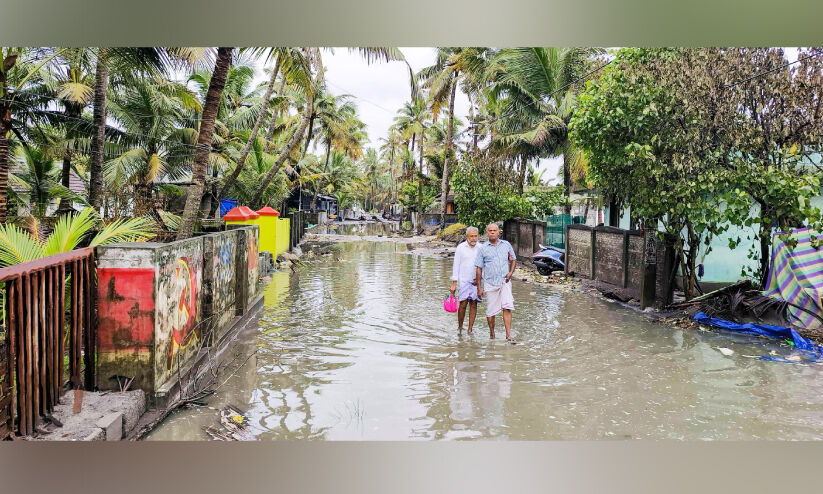 മഴയും കടലാക്രമണവും; തീരവാസികൾ ഭീതിയുടെ മുനമ്പിൽ മഴയും കടലാക്രമണവും; തീരവാസികൾ ഭീതിയുടെ മുനമ്പിൽ
