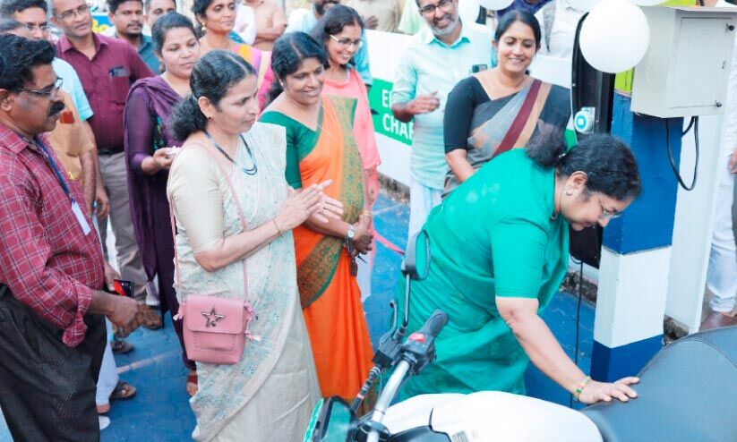 ഇ​രി​ങ്ങാ​ല​ക്കു​ട​യി​ൽ 10 വൈ​ദ്യു​ത വാ​ഹ​ന ചാ​ർ​ജി​ങ് സ്റ്റേ​ഷ​നു​ക​ൾ തു​റ​ന്നു