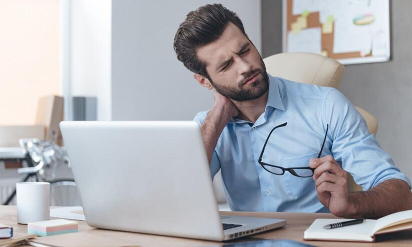 മണിക്കൂറുകളോളം ഫോണിലാണോ, കുനിഞ്ഞിരുന്ന് പണിയെടുക്കുന്നവരാണോ? ശ്രദ്ധിച്ചില്ലെങ്കിൽ ‘ടെക് നെക്’ വരാനുള്ള സാധ്യത കൂടുതലാണ് മണിക്കൂറുകളോളം ഫോണിലാണോ, കുനിഞ്ഞിരുന്ന് പണിയെടുക്കുന്നവരാണോ? ശ്രദ്ധിച്ചില്ലെങ്കിൽ ‘ടെക് നെക്’ വരാനുള്ള സാധ്യത കൂടുതലാണ്