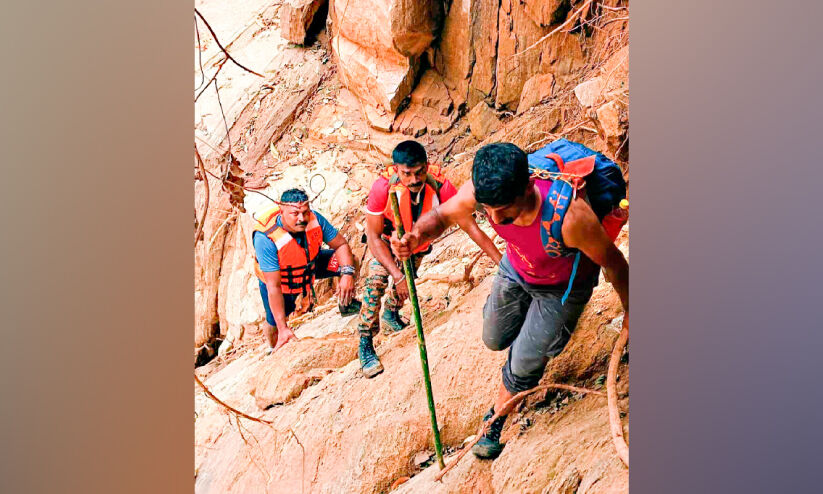നാട് മറക്കില്ല, ഈ രക്ഷാകരങ്ങളെ നാട് മറക്കില്ല, ഈ രക്ഷാകരങ്ങളെ