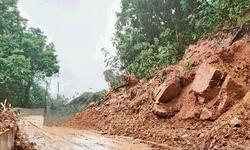 ത​ല​യാ​ട് മ​ല​യോ​ര മേ​ഖ​ല​യി​ൽ ഉ​രു​ൾ​പൊ​ട്ടി, വ്യാ​പ​ക​മാ​യ മ​ണ്ണി​ടി​ച്ചി​ൽ