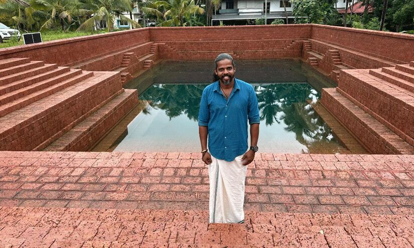 നാലുനില കെട്ടിടത്തിന്‍റെ ഉയരവും നല്ല നീളവും; ഇത്, ലക്ഷത്തിനടുത്ത് ചെങ്കല്ലുകൊണ്ട് വിനീഷ് ഒറ്റക്ക് നിർമിച്ച തീർഥക്കുളം